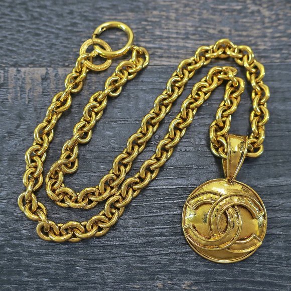 CHANEL GOLD PLATED VINTAGE NECKLACE/PENDANT! - Picture 2 of 6